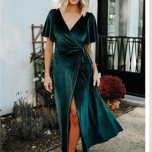 Full lgth wrap style. Perfect for wedding or holiday party. Pretty Emerald gr